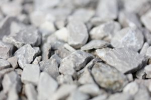 金魚が砂利を食べる理由と対策・予防法